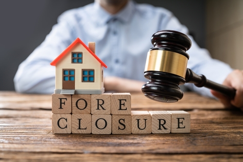 House Foreclosure Mortgage Agreement In Court. Lawyer Or Attorney